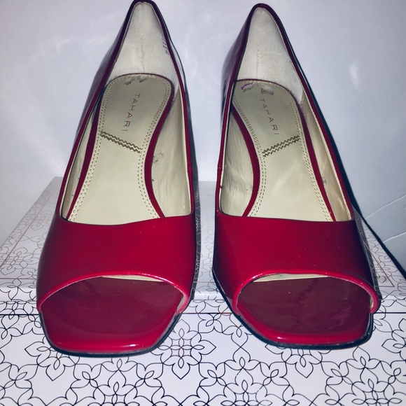 Authentic TAHARI Riddle Patent Open Toe Pump - Picture 6 of 7